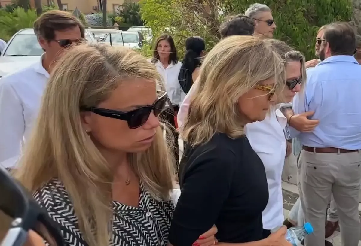 Carla Goyanes, Cari Lapique y su hermana Miriam a su llegada a la misa funeral en memoria de Caritina Goyanes