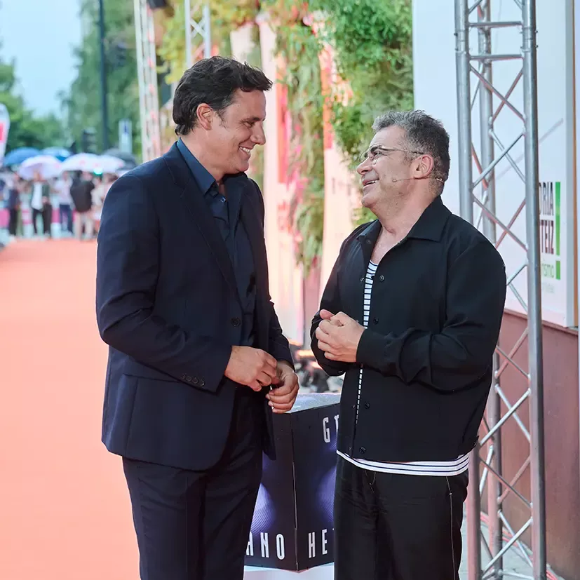 Jorge Javier Vázquez e Ion Aramendi hablando sonrientes