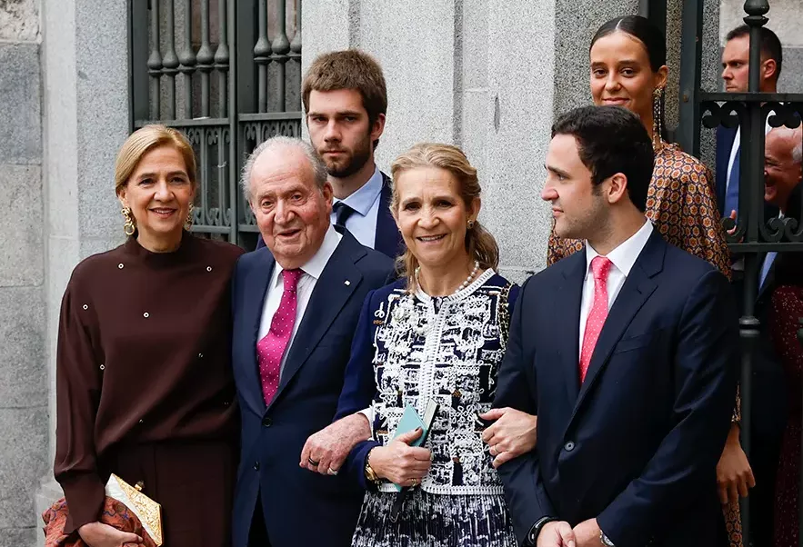 Juan Carlos, la infanta Elena y la infanta Cristina y sus nietos en la boda de Almeida.