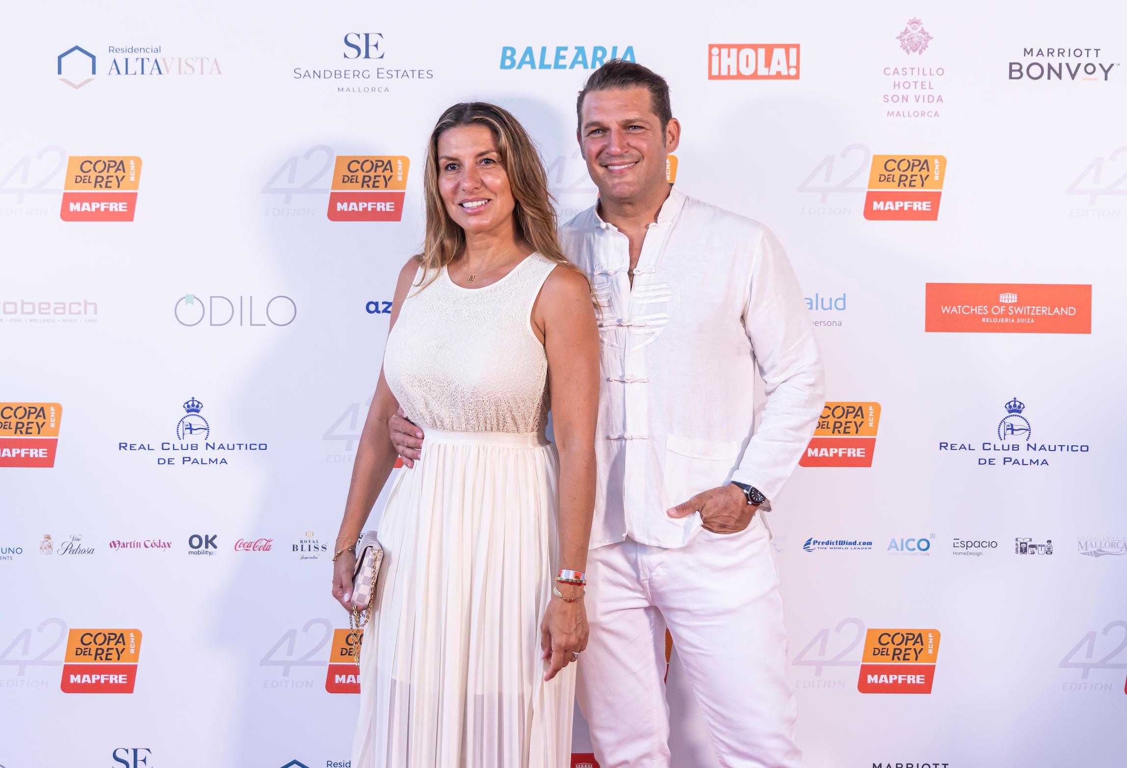 Silvia Casas y Manu Tenorio, vestidos de blanco.