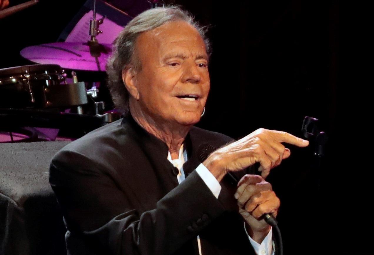 MOS53. MOSCÚ (RUSIA), 17/10/2018.- El cantante español Julio Iglesias actúa durante el concierto ofrecido en el palacio del Kremlin en Moscú, Rusia, el 17 de octubre del 2018. Julio Iglesias celebra el 50 aniversario de su debut artístico. EFE/Sergei Chirikov