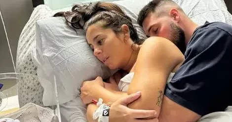 Anabel Pantoja y David, en el hospital con su hija.