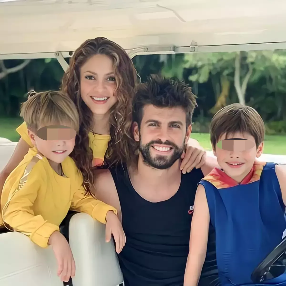 Shakira y Piqué, junto a sus hijos.