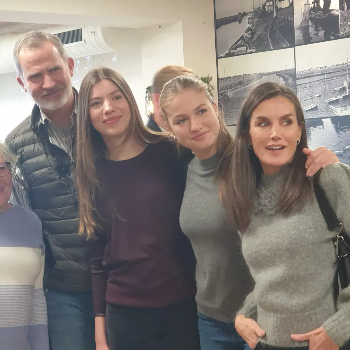 Felipe y Letizia con sus hijas, en Catarroja.