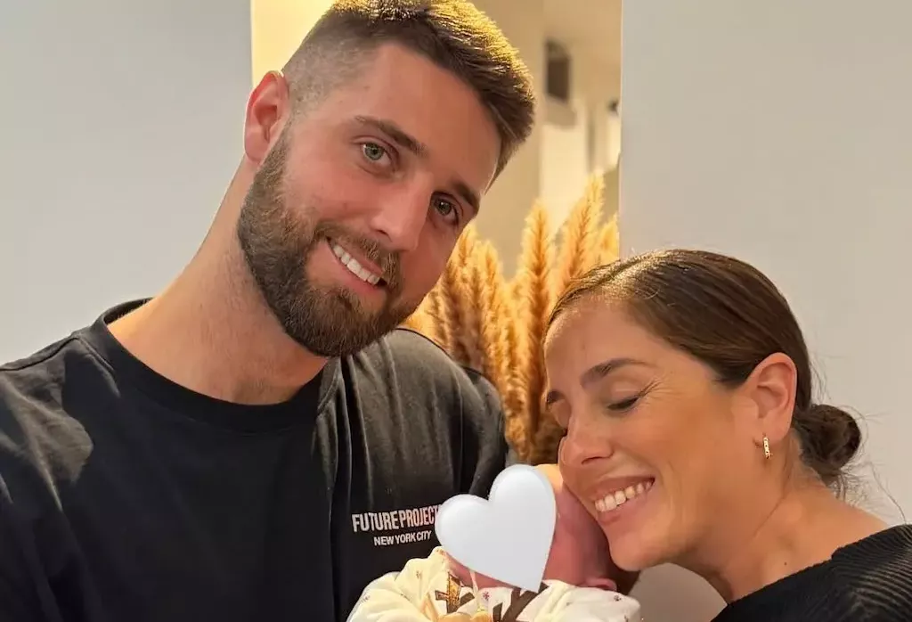 Anabel Pantoja y David Rodríguez, junto a su hija, Alma.