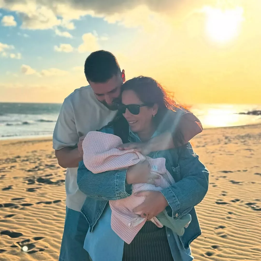 Anabel Pantoja en la playa con David Rodríguez y su hija Alma