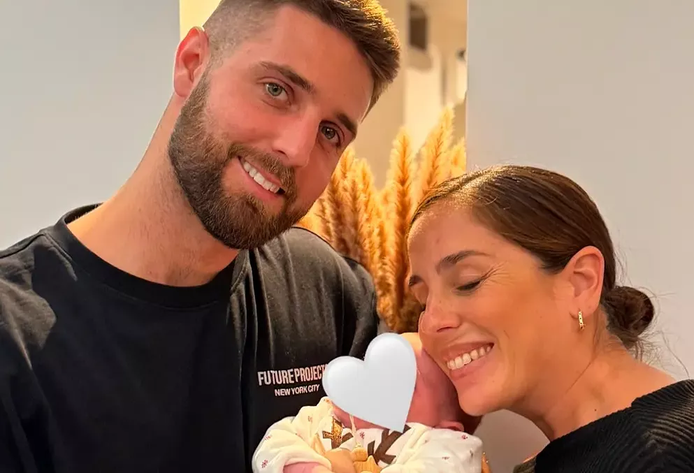 Anabel Pantoja y David sonrientes con su hija Alma