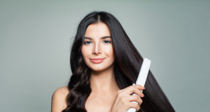 Chica planchándose el pelo.