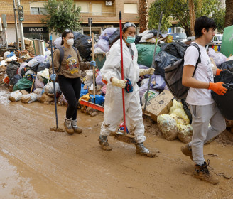 Un grupo de voluntarios participa en las labores de limpieza de las calles de Catarroja.