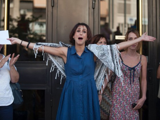 Juana Rivas, exultante a la salida del Juzgado de Granada.