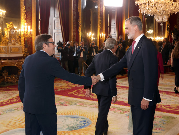 El nuevo director de tu Revista Pronto, Manuel Marín, saludando al Rey.