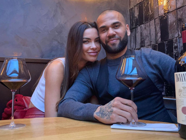 Dani Alves tomando una copa de vino con su mujer Joana