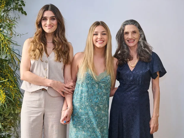 Ángela Molina posando con sus dos hijas.