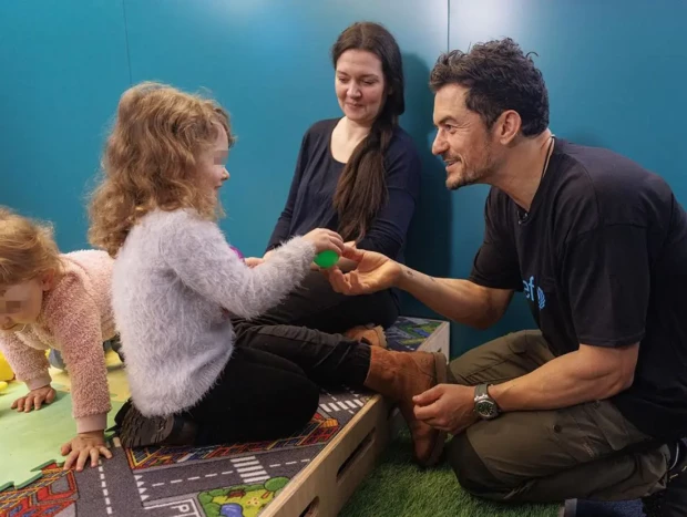 Orlando Bloom jugando con una niñas ucranianas