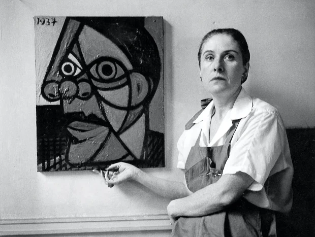 Dora Maar ex de Picasso posando junto a un cuadro