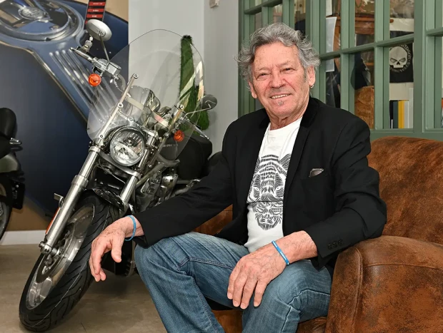 Lorenzo Santamaría posando junto a una moto Harley Davidson