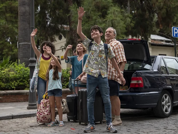 Tito Valverde junto a los coprotagonistas de la comedia 'Vaya vacaciones'.