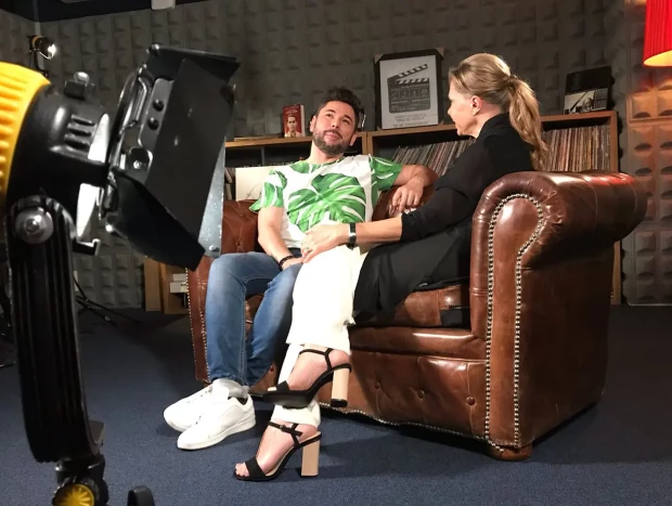 Mari Cruz Soriano entrevistando a Miguel Poveda.
