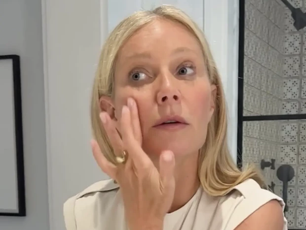 Gwyneth Paltrow aplicándose una crema facial.