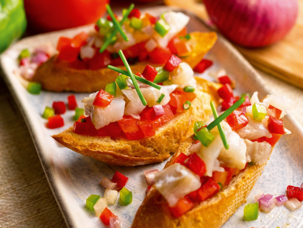 Montaditos de bacalao con tartar de tomate