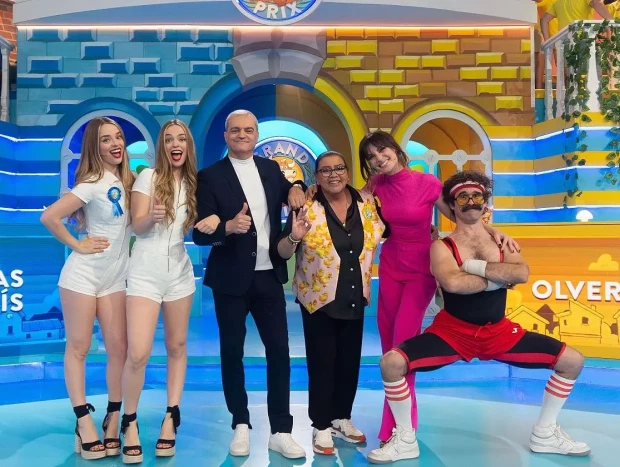 Imagen de las madrinas con el equipo del programa.