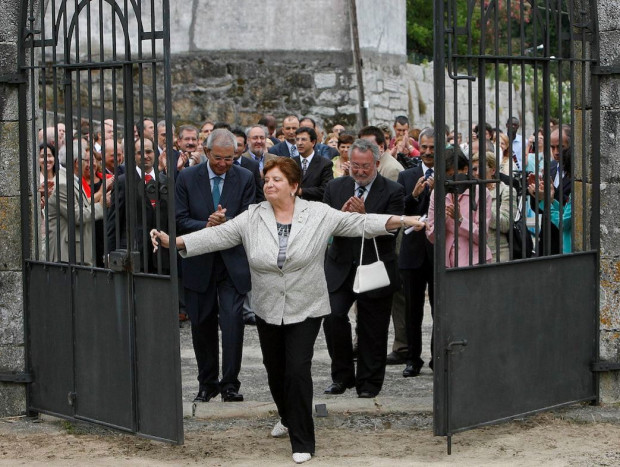 Carmen abriendo las puertas del pazo que  le fue embargado al narco Laureano Oubiña.