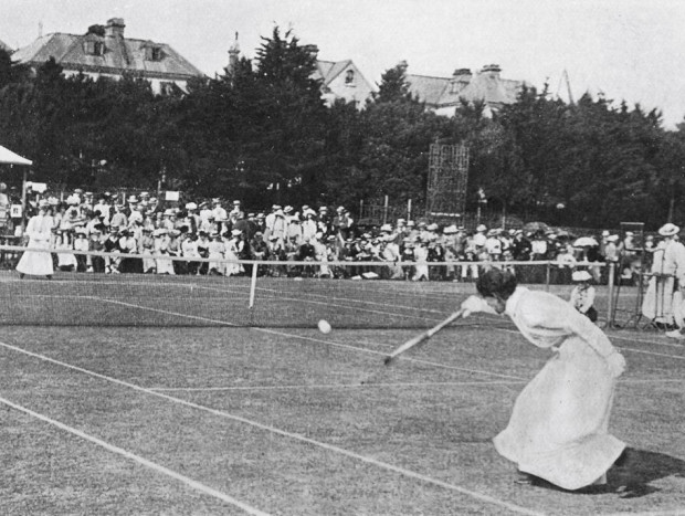 Charlotte Cooper disputando un partido