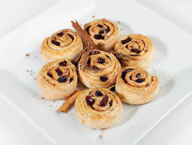 Rollitos de canela y pasas glaseados con azucar