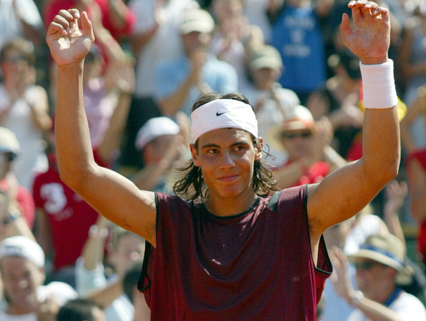 PACO CAMPOS -  Alicante, 26/09/2004.- El tenista español Rafael Nadal, saluda al los aficionados trás el triunfo conseguido ante el francés Arnaud Clement, en el cuarto partido de semifinales de Copa Davis que se celebró en la Plaza de Toros de Alicante. El español venció en tres set por 6-4, 6-1 y 6-2 y clasificó a España para la final de la Copa Davis 2004. EFE/Paco Campos - pc vls - DEP - ALICANTE - ESPAÑA - EFE - 20040926 - COPA DAVIS ESPAÑA-FRANCIA - SPORTS,TENNIS - COPA DAVIS ESPAÑA-FRANCIA - A15 - TDF - 1.0 - COMUNIDA VALENCIANA - EFE - EFE - DEPORTES,TENIS - 130800+0000 - 5