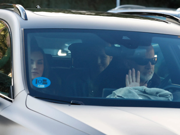 Felipe y Letizia, con Paloma Rocasolano, entrando a casa de Jesús Ortiz antes de la merienda de Reyes