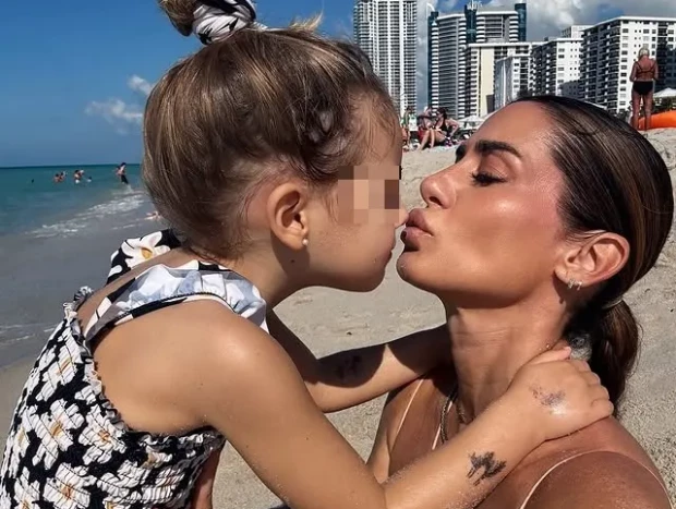 Elena Tablada en una fotoe en la playa con su hija Camila