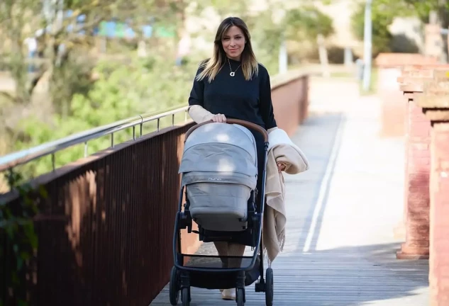 Gisela y el carrito para su bebé