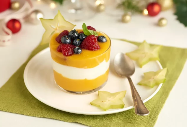 Postre de mango, crema de yogur y frutos rojos