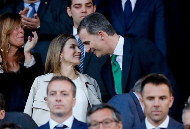 En el palco del estadio, Felipe VI y su esposa se mostraron muy compenetrados.