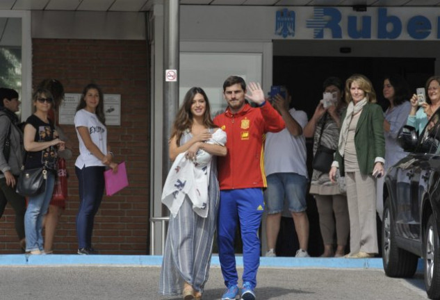 Sara e Iker, que lucía el chándal oficial de la Selección española, posaron brevemente con Lucas a la puerta de la clínica Ruber de Madrid. 