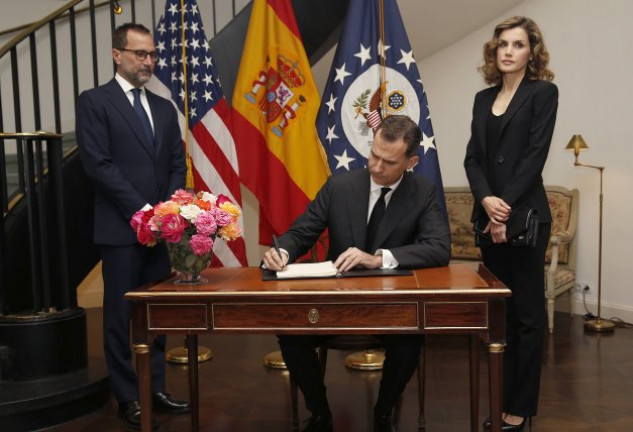 Don Felipe y doña Letizia firmaron en el libro de condolencias de la embajada.