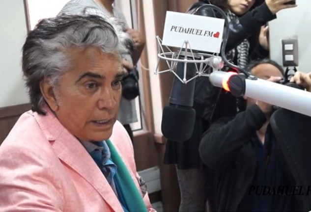 El artista, hace unos meses, en una entrevista radiofónica, cuando ya había dejado de teñirse el pelo.