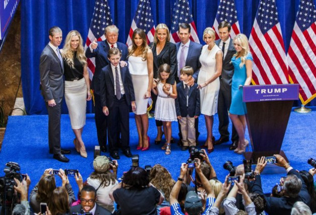 Trump arropado por toda su familia, en el día que fue nombrado candidato oficial de los republicanos a presidente de EEUU.  