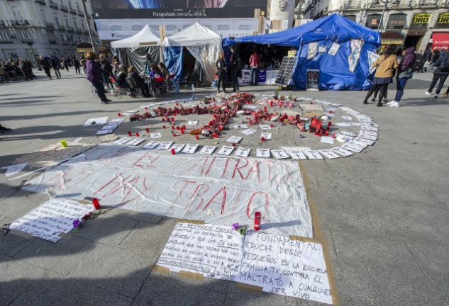 El colectivo colocó un círculo de paz hecho con zapatos teñidos de rojo, que simbolizan a las víctimas, y carteles de recuerdo a algunas de ellas.