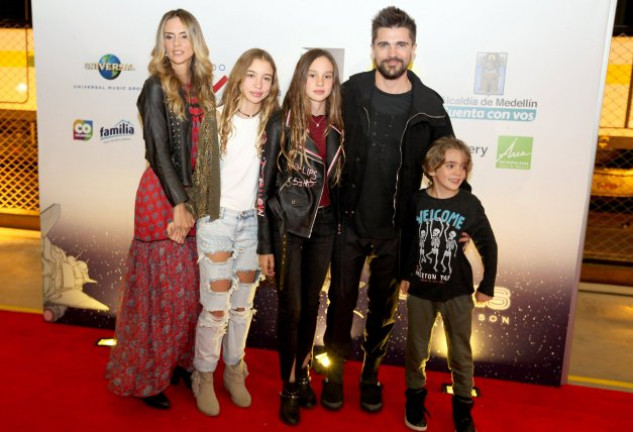 Juanes con su mujer, Karen Martínez, y los tres hijos de la pareja: las gemelas Paloma y Luna y el pequeño de la casa, Dante