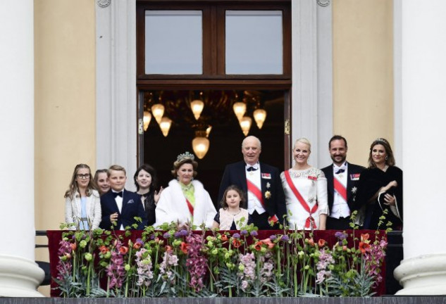 Los reyes noruegos posaron con sus hijos, su nuera y sus nietos en el balcón del Palacio Real.