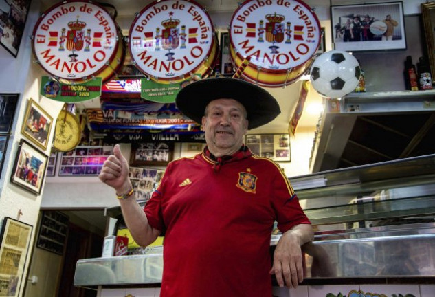 Manolo, «El del bombo», en su bar de Valencia.