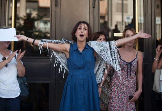 Juana Rivas, exultante a la salida del Juzgado de Granada.