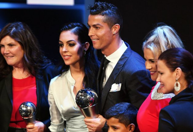 Cristiano con su novia, Georgina, su primogénito, Cristiano Ronaldo jr., su madre y sus dos hermanas posando con el trofeo que le entregaron.