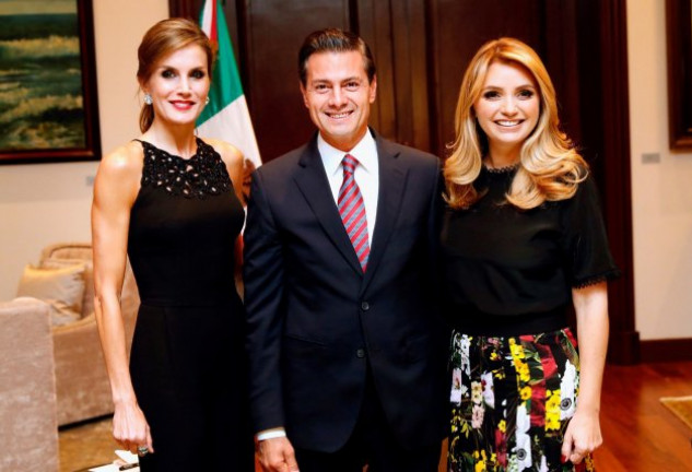 La Reina con el presidente de México, Enrique Peña Nieto, y su esposa, Angélica Rivera. 