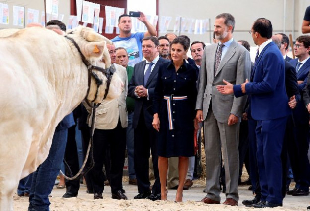 Los Reyes se quedaron muy sorprendidos al comprobar el tamaño de las reses en la Feria Internacional de Ganado Puro 2018.