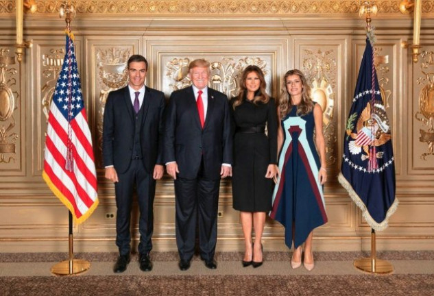 Pedro Sánchez y su eposa, Begoña Gómez, con los Trump.