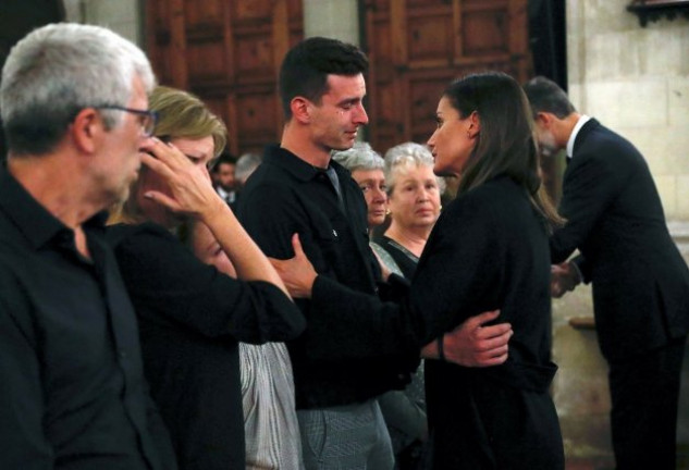 Doña Letizia da su pésame a un familiar de las víctimas en el funeral.