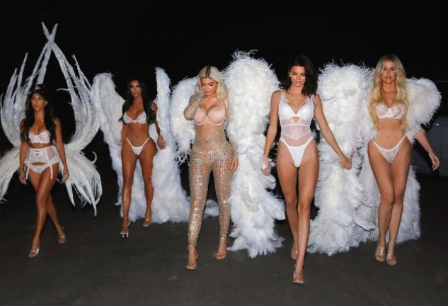 Las hermanas Kardashian Jenner, Kourtney, Kim, Kylie, Kendall y Khloé, vestidas de ángeles de Victoria’s Secret.