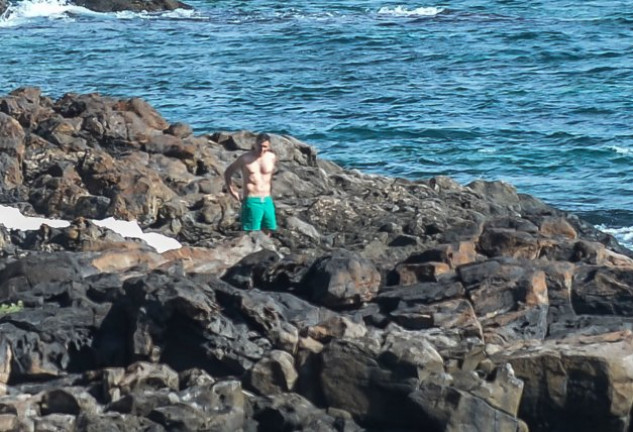 Pedro Sánchez se atrevió a darse un corto baño en la playa de rocas que hay al pie de La Mareta.